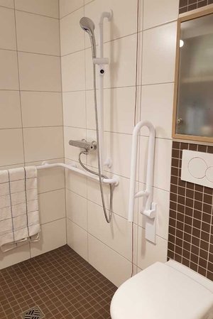 Behindertengerchte schwellenlose Dusche im St. Lukas Pflegeheim
